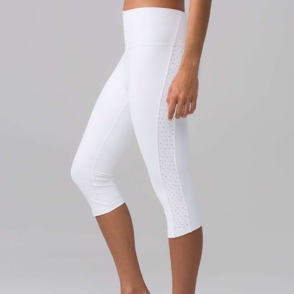 Lululemon Athletica White Ornate Crop 17" Size 6 Eyelet Side Panels